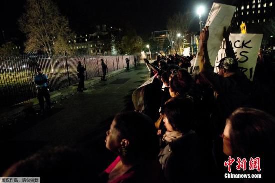 美國(guó)白宮前擠滿了抗議槍殺黑人青年的白人警察免遭起訴案件的美國(guó)民眾。
