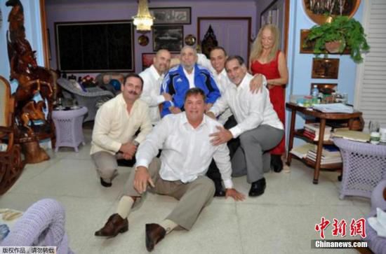 當?shù)貢r間2015年2月28日，古巴哈瓦那，古巴前領(lǐng)導(dǎo)人菲德爾·卡斯特羅接見被美國釋放的5名間諜合影。