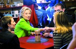 在宣傳片中，希拉里熱情地與三名“普通美國(guó)人”交談。