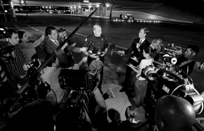 警方發(fā)言人接受記者采訪。