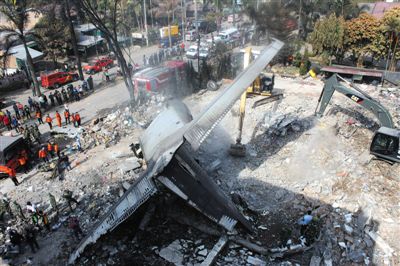 7月1日，搜救人員在印尼軍機墜毀現(xiàn)場進行搜救和清理工作。