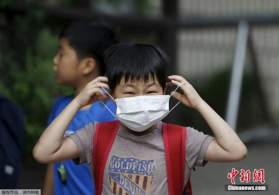 圖為當地時間2015年6月8日，韓國未停課的學校，學生課前戴口罩測體溫。