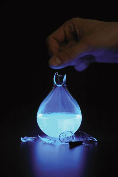 荷蘭藝術(shù)家發(fā)明人血燃料燈，一滴血照亮整間房。圖片來(lái)源：新加坡《聯(lián)合早報(bào)》網(wǎng)站