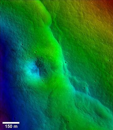 不只月球引力影響地球，科學(xué)家借由月球表面數(shù)千的裂縫推斷，地球引力似乎正對月球表面造成嚴(yán)重影響