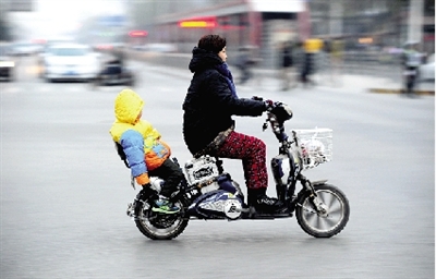 昨日下午，隴海西路桐柏路口，紅燈亮起的瞬間一輛電動(dòng)車(chē)闖過(guò)路口。