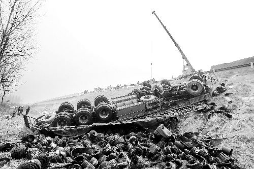 　一輛貨車沖開(kāi)護(hù)欄翻下高速，輪胎散落一旁