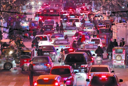 昨晚11點(diǎn)，二七廣場仍較擁堵。圖為東太康路在擁堵中。