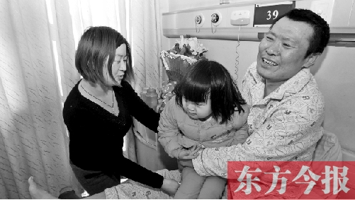 李剛患骨肉瘤急需手術(shù)，最放心不下的就是他的妻子、女兒
