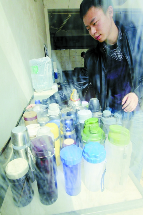 怕堵在路上，公交司機不敢喝水，把杯子放在了調(diào)度室