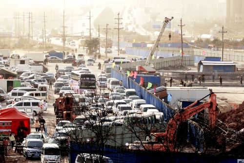 昨日上午，京廣路與南三環(huán)交叉口附近堵成了一鍋粥