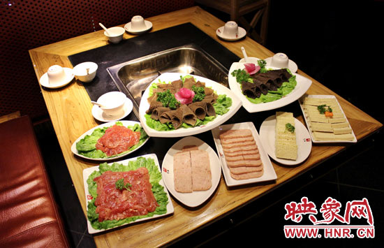 巴奴毛肚火鍋主打的就是半份的菜品。例如這個(gè)巴奴毛肚，整份的是42元，而半份只要21元，既便宜又實(shí)惠。