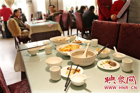 3月22日，阿五美食英協(xié)路店幾位顧客用完餐后，盤子里的食物所剩無幾。