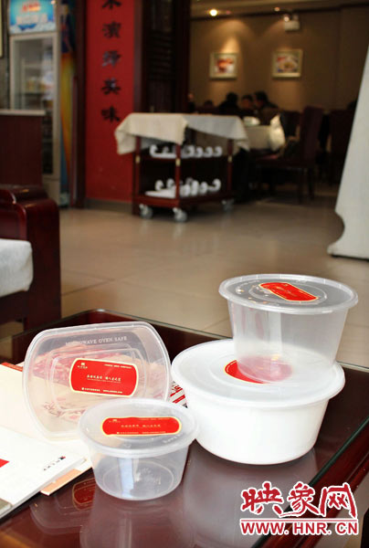 阿五美食英協(xié)路店為顧客提供的各種大小的打包餐盒。