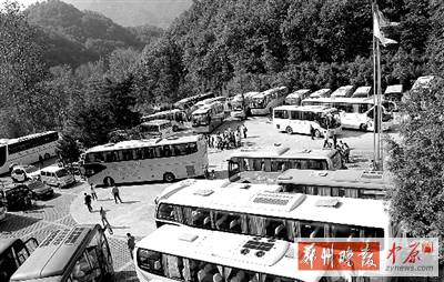 嵩縣各個景區(qū)門前都是車水馬龍 嵩縣各個景區(qū)門前都是車水馬龍