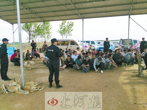 民警突襲賭場(chǎng)，64名涉案人員全部落網(wǎng)。