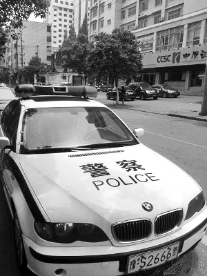 停在信陽(yáng)街頭的寶馬警車 停在信陽(yáng)街頭的寶馬警車