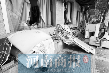 　多間臨街商鋪夜間被砸，店里的沙發(fā)、貨品等被搬到了戶外  侯建勛/攝