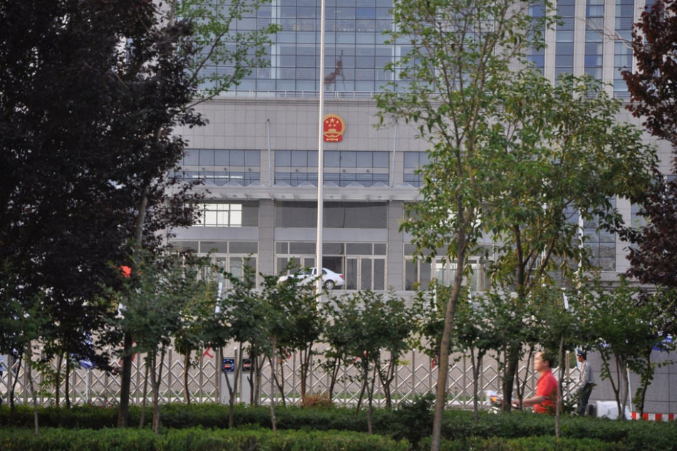 　　圖為魏都區(qū)政府門(mén)前的國(guó)徽和隱約的“為人民服務(wù)”字樣。來(lái)源：光明網(wǎng)