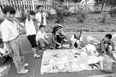 小學生當?shù)財偫习?，擺起攤來也很專業(yè)