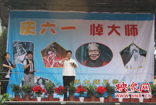 宋懷山用手語(yǔ)祝賀孩子們“六一”快樂