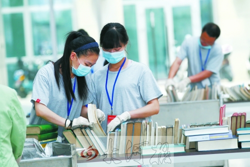 工作人員正在忙著整理書(shū)籍,逐一登記、歸類。