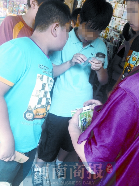 小賣鋪內(nèi)，孩子們圍在一起查看“中獎(jiǎng)”情況