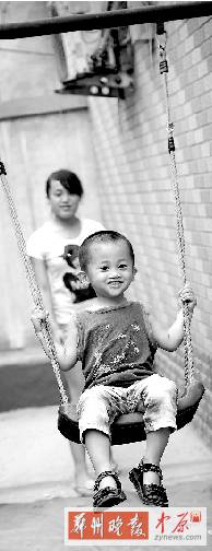 張麗梅說(shuō)，兒子的每張笑臉，都會(huì)讓自己看到希望。