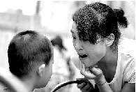 　張麗梅的發(fā)音吐字并不清晰。但她每次教兒子練習(xí)，都力求做到“聲情并茂”。