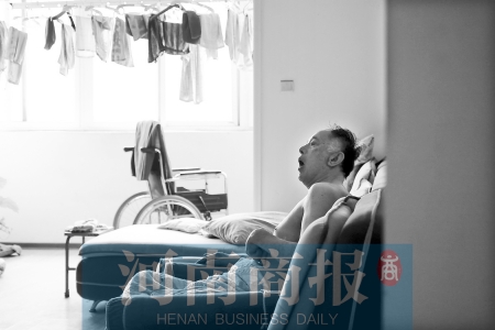 金老先生因偏癱生活不能自理，鄰居說(shuō)，平時(shí)經(jīng)?？吹阶o(hù)工和老人的弟弟前來(lái)照顧 實(shí)習(xí)生 唐韜/攝