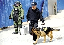 排爆專家、警犬在現(xiàn)場待命。
