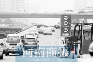 紫荊山立交橋上橋口，已經(jīng)有非綠標(biāo)車(chē)禁止通行的標(biāo)志 王春勝/攝