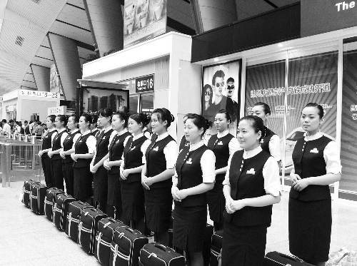 本想著上了學(xué)能安排到高鐵或地鐵單位當(dāng)乘務(wù)員，結(jié)果只是去做安保服務(wù)，許多學(xué)生稱上當(dāng)了