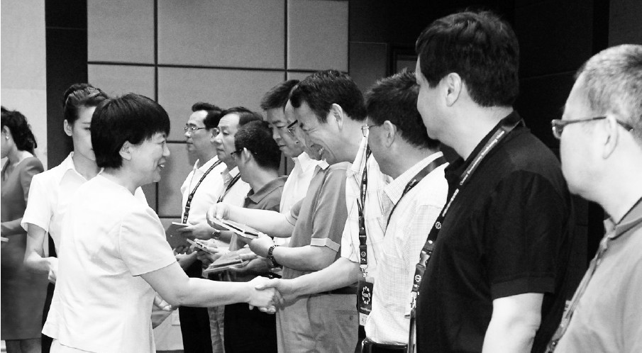 河南省委常委、宣傳部長趙素萍給中國紀錄片播出聯(lián)盟理事臺發(fā)放牌匾