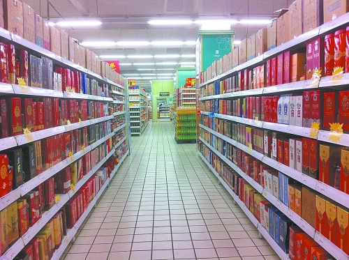 商場(chǎng)里賣的酒，銷售人員稱都是純糧酒，而專家稱，中、低檔酒用酒精和各種添加劑勾兌的情況并不鮮見(jiàn)。