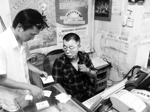 站點(diǎn)中出大獎后前來購彩的人絡(luò)繹不絕 站點(diǎn)中出大獎后前來購彩的人絡(luò)繹不絕