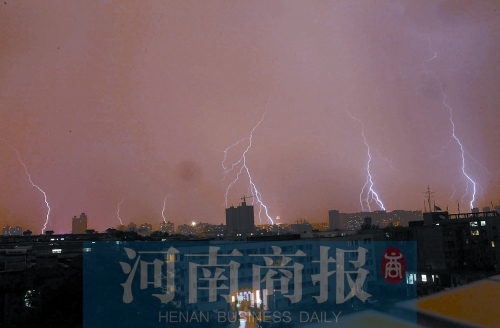 昨天21:30左右，雷電頻頻“光顧”鄭州市區(qū)
