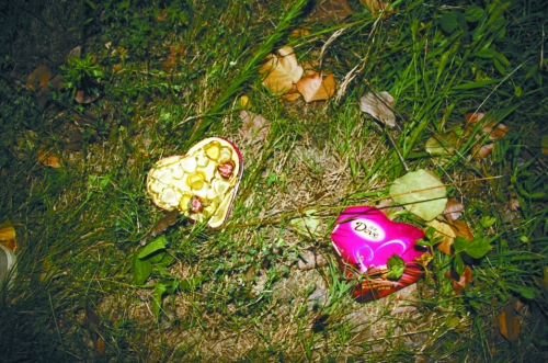 今天是七夕節(jié)，但這對(duì)愛(ài)人或許無(wú)法甜蜜分享這盒巧克力了……