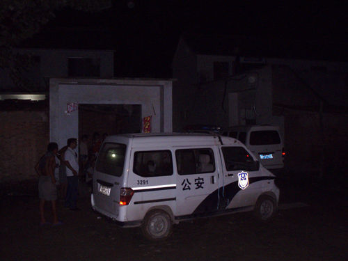 夜訪(fǎng)民宅警車(chē) 夜訪(fǎng)民宅警車(chē)