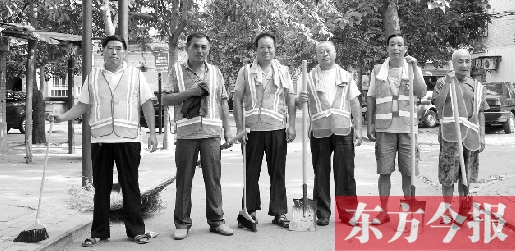 昨天下午6點，6名環(huán)衛(wèi)工人相伴乘坐B1返回27公里外的花園口村。