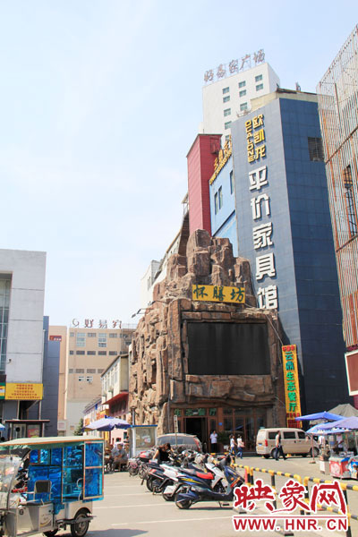 在該酒店一層的入口處，屹立著一座4層樓高的假山，氣勢(shì)雄偉。