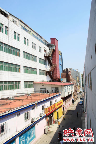 該家具賣(mài)場(chǎng)共6層樓，第7層建筑與其他樓層風(fēng)格迥然不同，有明顯后期加蓋痕跡