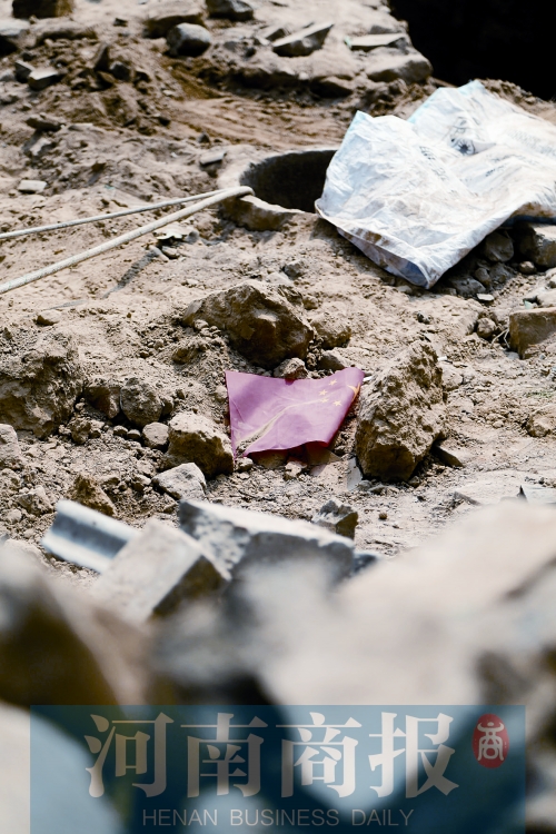 　　孩子墜井前，手里拿著國(guó)旗，邊走邊玩……