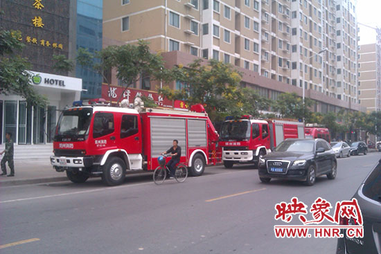 消防隊(duì)員趕來救援