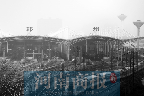 從解放路立交向南望去，火車站南側(cè)一座高樓在霧霾中若隱若現(xiàn)