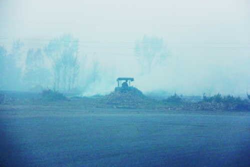 　9月底，南陽市社旗縣一處秸稈焚燒現(xiàn)場。此次督察通報，該縣被罰款9萬元。