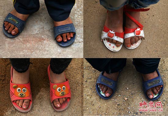 山里的溫度已經(jīng)很低了，有些孩子還是光腳穿著拖鞋。