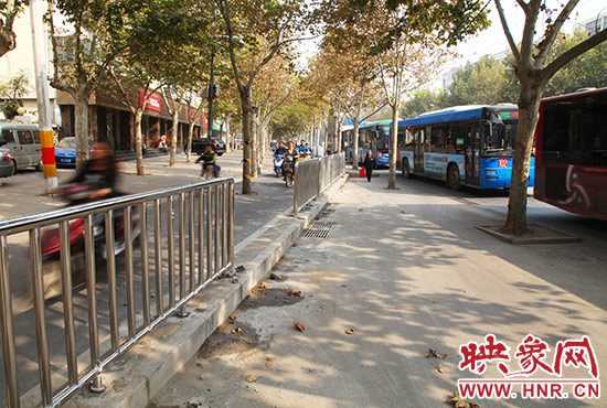 中原路大學(xué)路公交港灣非機(jī)動車道變向處已加裝護(hù)欄
