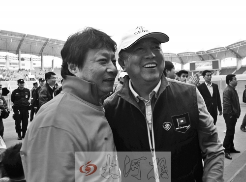 比賽結(jié)束后，老胡熱情擁抱老唐。