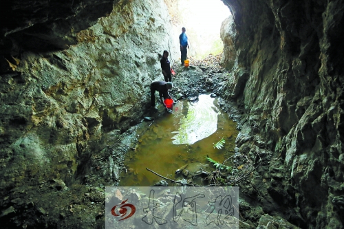 村民說以前這里的水很深，現(xiàn)在也就剩這么一點(diǎn)兒了。