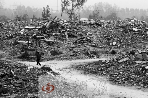 綠城街頭，海量的建筑垃圾令人觸目驚心。